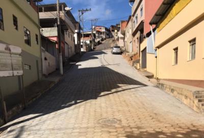 Prefeitura entrega mais uma rua pavimentada